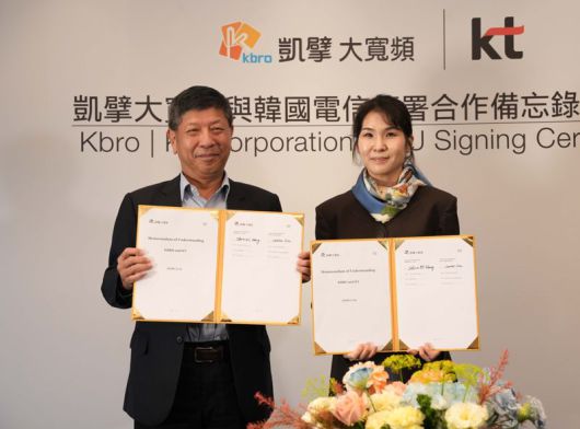 KBRO 스티브 H.S 왕 회장, KT 미디어부문장 김채희 전무(오른쪽)가 대만 현지 빅토리아 호텔에서 스마트 홈 서비스 및 AI 기반 디지털 미디어 공동 개발을 위한 전략적 업무협약(MOU)을 체결하고 기념사진을 촬영하고 있다. KT 제공