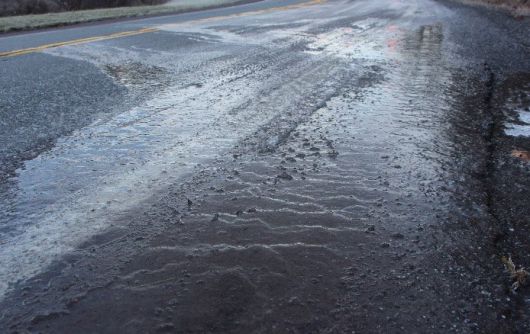 겨울철 도로 사고 발생 주요 원인으로 꼽히는 ‘도로 살얼음(블랙아이스)’ 모습. 뉴시스