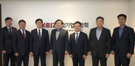 정부의 약가 인하 정책 방향에 대해 한국제약바이오협회와 중소기업중앙회는 지난 15일 간담회를 가졌다. 간담회 이후 노연홍 한국제약바이오협회 회장(왼쪽 세번째)와 김기문 중기중앙회 회장(왼쪽 네번째) 등 주요 참석자들이 기념사진 촬영을 하고 있다. 한국제약바이오협회 제공