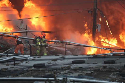 16일 오전 서울 강남구 개포동 구룡마을에서 불이나 출동한 소방대원들이 진화작업을 벌이고 있다. 뉴스1