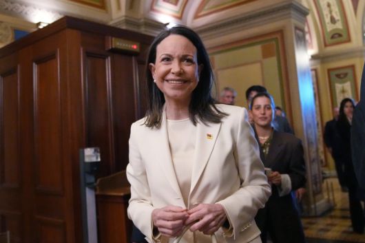 [워싱턴=AP/뉴시스]베네수엘라 야권 지도자이자 지난해 노벨평화상 수상자인 마리아 코리나 마차도가 15일(현지 시간) 미국 워싱턴DC 국회의사당을 방문해 미소짓고 있다. 2026.01.16. /사진=뉴시스