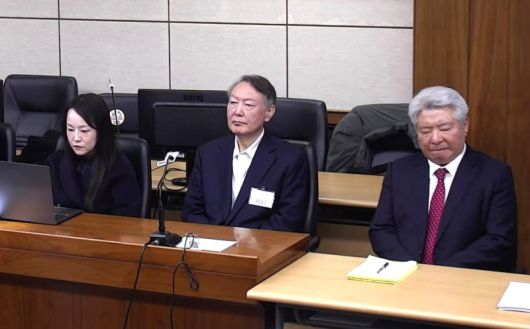 윤석열 전 대통령이 16일 서울 서초구 서울중앙지방법원에서 열린 특수공무집행방해, 범인도피교사, 직권남용 권리행사방해 혐의 등 사건에 대한 1심 선고 공판에 출석해 피고인석에 앉아 있다. 윤 전 대통령은 이날 징역 5년을 선고받았다. 서울중앙지법 제공