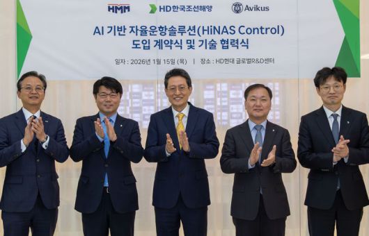 지난 15일 HD현대 글로벌 R&D센터에서 아비커스 임도형 대표, HD한국조선해양 김형관 대표, HMM 최원혁 대표, 아비커스 강재호 대표, HMM 이정엽 부사장(오른쪽부터)이 포즈를 취하고 있다. HD현대 제공