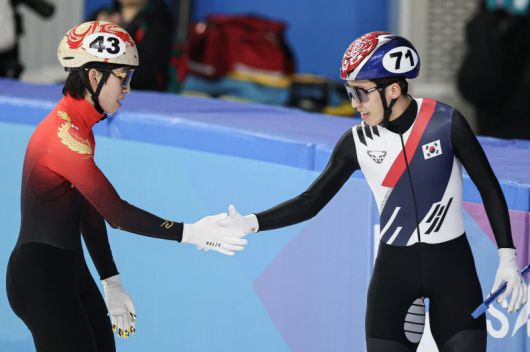 ) 중국 헤이룽장성 하얼빈 빙상훈련센터 다목적홀에서 열린 하얼빈 동계아시안게임 쇼트트랙 남자 500m 결승 경기를 마친 후 박지원과 중국 대표팀 린샤오쥔(한국명 임효준)이 인사하고 있다.뉴스1
