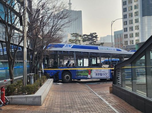 16일 오후 1시 15분께 서울 서대문구 서대문역 사거리에서 704번 시내버스가 인도를 넘어 인근 농협 건물로 돌진해 버스 운전자 1명을 포함해 총 13명이 부상을 입었다. 사진=최승한 기자