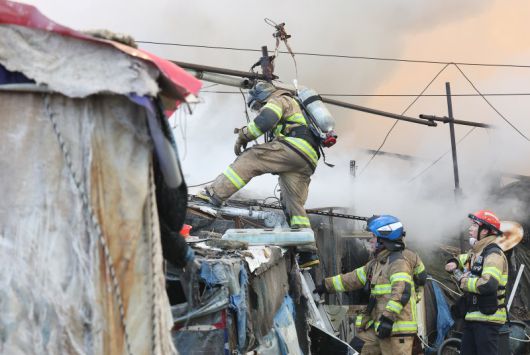 16일 서울 강남구 개포동 구룡마을에서 소방관들이 잔불을 진압하고 있다. 연합뉴스
