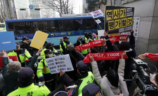 윤석열 전 대통령의 체포영장 집행 방해 혐의 등 1심 선고기일인 16일 오후 서울 서초구 서울중앙지방법원 앞에서 윤석열 전 대통령이 탑승한 호송차량이 법정으로 향하고 있다. 뉴시스