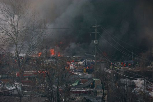 16일 서울 강남구 개포동 구룡마을에서 소방관들이 화재를 진압하고 있다. 소방당국은 대응 1단계를 2단계로 격상하고 추가 인력을 투입 중이다. 연합뉴스