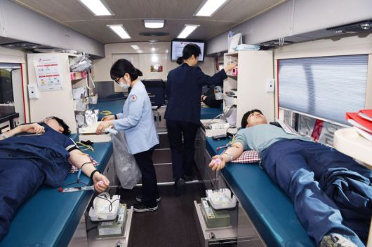 에쓰오일 임직원이 헌혈 캠페인에 참여하고 있다. 에쓰오일 제공