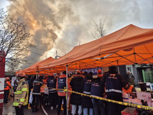 화재가 난 구룡마을 인근에 소방지휘본부가 설치돼 소방대원들이 진화 상황을 공유하고 있다. 사진=김예지 기자