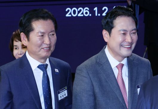 정청래(왼쪽) 더불어민주당 대표와 장동혁 국민의힘 대표가 2일 오후 서울 중구 대한상공회의소에서 열린 2026 경제계 신년인사회를 마치고 행사장을 나서고 있다. 뉴스1