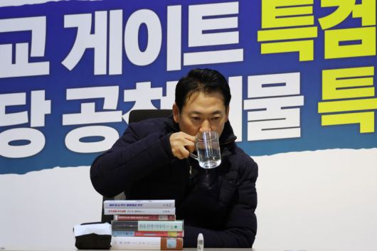 국민의힘 장동혁 대표가 16일 국회 로텐더홀에서 단식 2일 차를 맞이한 가운데 물을 마시고 있다. 사진=서동일 기자