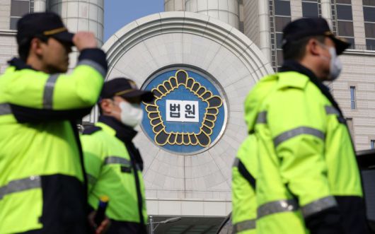 윤석열 전 대통령의 체포영장 집행 방해 혐의 등 1심 선고기일인 16일 오후 서울 서초구 서울중앙지방법원 앞에서 경찰들이 근무를 서고 있다. 뉴시스