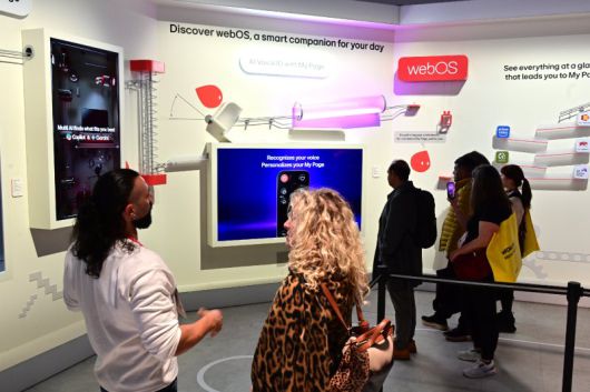 관람객들이 지난 7일(현지 시간) 미국 라스베이거스에서 열린 세계 최대 가전·정보통신(IT) 전시회 'CES 2026' LG전자 전시관에서 LG전자의 'LG 올레드 에보 W6'와 자체 운영체제(OS)인 웹OS를 살펴보고 있다. 뉴시스