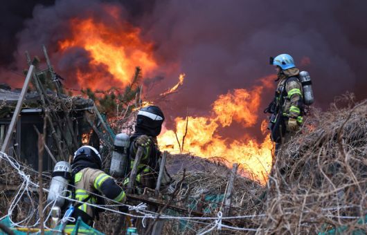 16일 화재가 발생한 서울 개포동 구룡마을에서 소방대원들이 진화작업을 하고 있다./사진=뉴시스