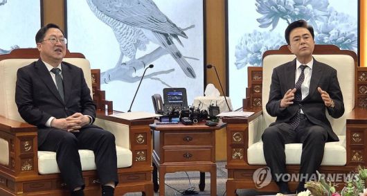 행정통합 방향 논의하기위해 만난 이장우 대전시장과 김태흠 충남지사.