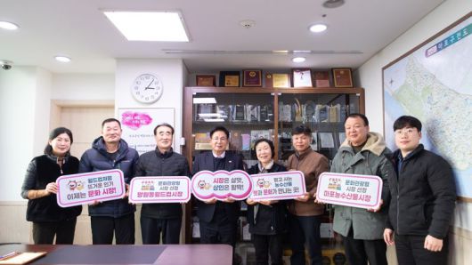 박강수 마포구청장(왼쪽에서 네번째)과 '2026년도 전통시장 및 상점가 활성화 지원사업'에 선정된 마포농수산물시장과 망원월드컵시장 관계자들이 기념촬영을 하고 있다. 마포구 제공