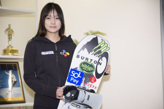 2026 밀라노·코르티나담페초 동계 올림픽 기대주이자 한국 스노우보드 간판 최가온이 지난 6일 서울 강남구 올댓스포츠 본사에서 뉴시스와 인터뷰를 마치고 기념촬영을 하고 있다.뉴시스