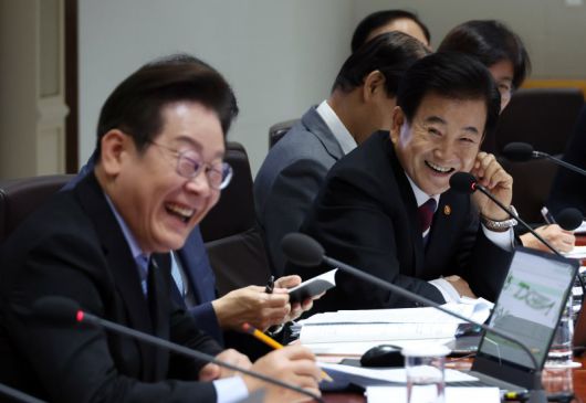 이재명 대통령이 지난해 9월 2일 용산 대통령실에서 열린 국무회의에서 정동영 통일부 장관(오른쪽)의 발언에 웃음을 보이고 있다. 연합뉴스