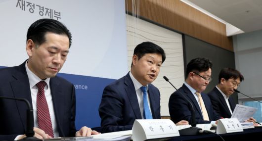 16일 재정경제부는 차세대 전력반도체 패키징 기술 등에 대한 연구개발(R&D) 세액 공제를 확대하는 등의 내용을 담은 세제개편 후속 시행령 개정안을 발표했다. 조만희 재정경제부 세제실장(왼쪽 두번째)이 지난 15일 정부세종청사에서 2025년 세제개편 후속 시행령 개정안을 설명하고 있다. 뉴스1