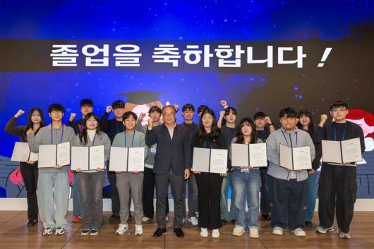 KT디지털인재장학생들과 KT ESG경영추진실장 오태성 상무(첫째 줄 왼쪽 4번째)가 성과공유회 후 기념 촬영을 하고 있다. KT 제공