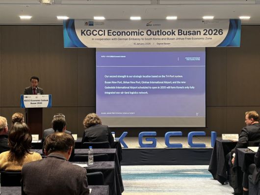15일 오후 부산 시그니엘 호텔에서 열린 'BJFEZ- KGCCI 이코노믹 아웃룩 부산(Economic Outlook Busan) 2026' 행사에서 박성호 부산진해경제자유구역청장이 발표를 하고 있다. 부산진해경제자유구역청 제공