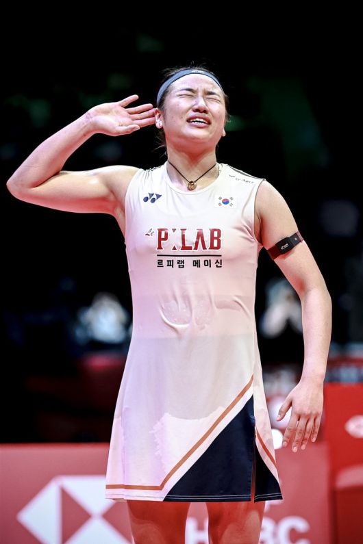안세영이 21일(현지 시간) 중국 저장성 항저우 올림픽스포츠센터에서 열린 2025 세계배드민턴연맹(BWF) 월드투어 파이널스 여자 단식 결승에서 중국의 왕즈이를 2-1(21-13 18-21 21-10)로 꺾고 우승, 시즌 11승을 달성하며 세리머니하고 있다.뉴시스