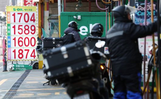 지난 11일 서울 시내의 한 주유소에 유가 정보가 표시되어 있다. 뉴시스