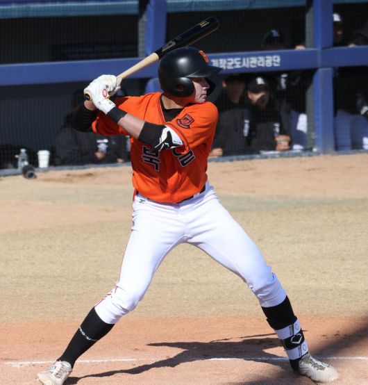 북일고 노강민이 명문고야구열전 개막전에서 타격하고 있다.사진=서동일 기자