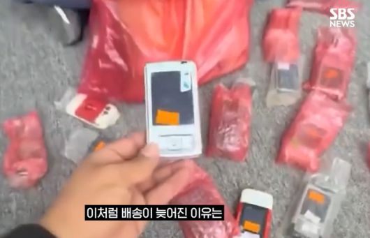 리비아에서 휴대전화 매장을 운영하는 한 상인이 2010년에 주문했던 노키아 휴대전화 물량을 16년 만에 전달받았다. /사진=X(@sputnik_afrique), SBS뉴스 캡처