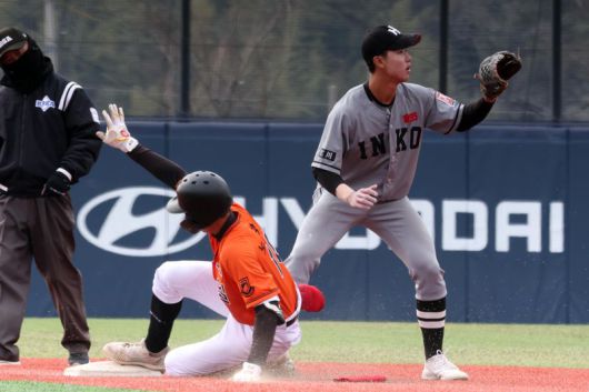 27일 부산 기장 현대차드림볼파크에서 ‘2025 롯데자이언츠·파이낸셜뉴스배 명문고 야구열전’ 예선전이 진행되는 가운데 인천고와 북일고 경기에서 4회말 1사에 북일고 노강민이 2루타를 치고 진루하고 있다.사진=서동일 기자