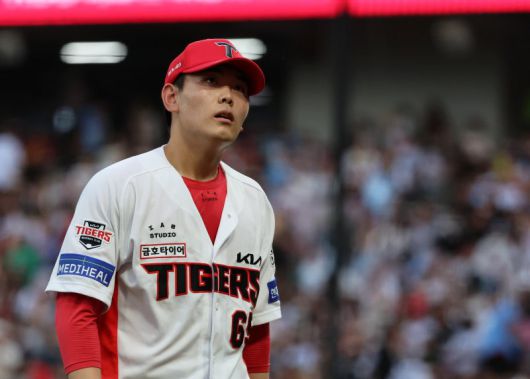 광주기아챔피언스필드에서 열린 프로야구 롯데 자이언츠와 KIA 타이거즈의 경기. KIA 성영탁이 4회초 투구를 마치고 더그아웃으로 향하고 있다.뉴스1