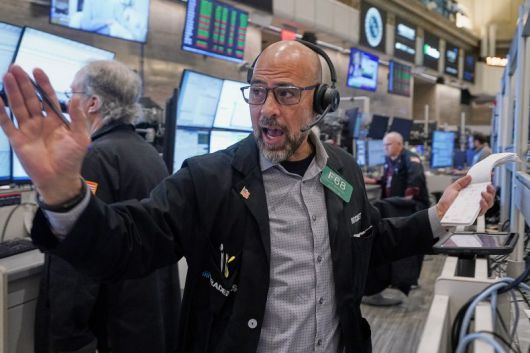 뉴욕 증시 3대 지수가 그린란드 미국 병합을 둘러싼 미국의 새 무역전쟁에 대한 우려로 일제히 하락했다. AP 연합