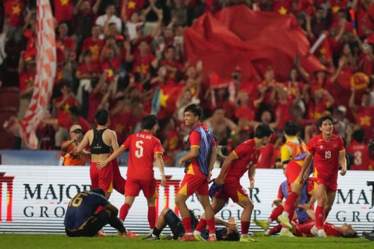 베트남 선수들이 지난달 태국 방콕에서 열린 제33회 동남아시안(SEA) 게임 남자 축구 결승에서 태국을 꺾고 환호하고 있다. 뉴시스