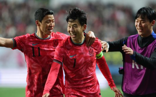 대한민국과 볼리비아의 경기에서 환상적인 프리킥 골을 넣은 손흥민이 기뻐하고 있다. 뉴스1