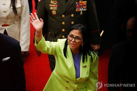 15일(현지시간) 국정연설을 위해 베네수엘라 국회 찾은 델시 로드리게스 임시 대통령. 사진=연합뉴스