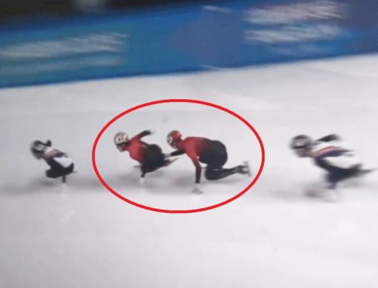 쑨룽(왼쪽에서 세 번째)의 도움받는 린샤오쥔(왼쪽에서 두 번째).연합뉴스