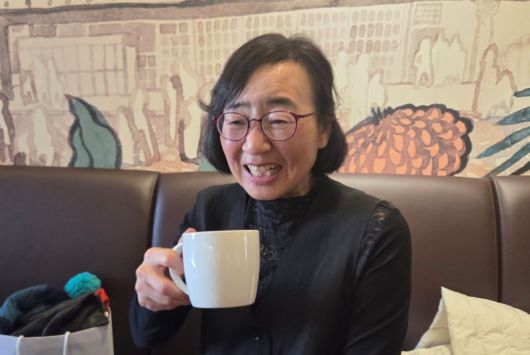 34년 교직생활을 마친 신영숙씨는 '와인셀러'라는 새로운 직업에 도전한다. 평생 자신이 수줍음 많은 사람이라고 생각했던 신씨는, 낯선 사람에게 와인을 권하는 자신의 모습에서 '새로운 나'를 발견했다고 말했다. 그는 "대단한 결심 필요 없어요. 그냥 해보세요"라며 은퇴자들에게 담백한 조언을 남겼다. /사진=김희선 기자