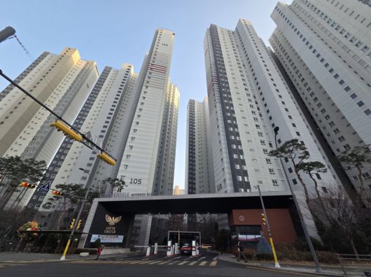 지난 17일 경기 용인시 수지구 성복역롯데캐슬골드타운 입구 전경. 사진=장인서 기자