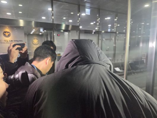 18일 오후 7시7분께 서울 마포구 서울경찰청 광역수사단으로 출석한 강선우 의원 전직 보좌관 남 모 씨가 외투에 달린 모자를 눌러쓰고 고개를 숙인채 조사실로 들어가고 있다.뉴시스