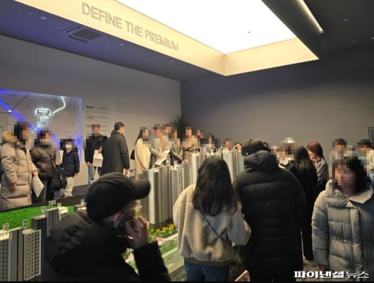 지난 17일 '드파인 연희' 견본주택 현장에 방문객들이 북적이고 있다. 독자 제공
