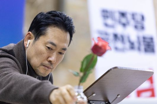 장동혁 국민의힘 대표가 18일 서울 여의도 국회에서 더불어민주당의 통일교 및 공천뇌물 특검 수용을 촉구하며 4일째 단식을 하는 가운데 꽃을 살펴보고 있다. 장동혁