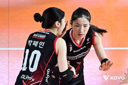 여자 프로배구 정관장의 박혜민(왼쪽)과 인쿠시가 4일 대전충무체육관에서 열린 진에어 2025~2026 V-리그 여자부 흥국생명과의 경기에서 전략을 상의하고 있다.KOVO 제공