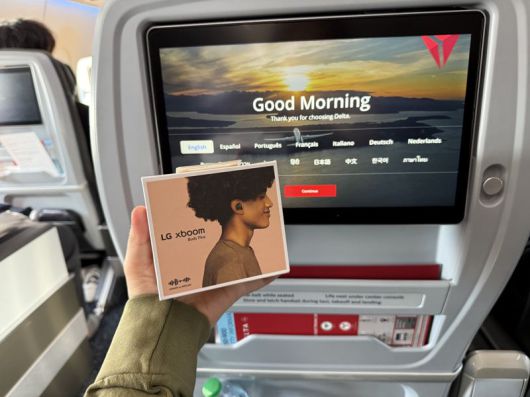 LG전자 무선 이어폰인 '엑스붐 버즈 플러스'에 동봉된 전용의 케이블을 이용해 기내 모니터 앞 좌석 화면의 오디오 잭과 충전 케이스를 연결한 뒤, 충전 케이스의 플러그&와이어리스 버튼을 3~5초 터치해 기능을 활성화하면 무선 이어폰을 활용할 수 있다. 사진=임수빈 기자