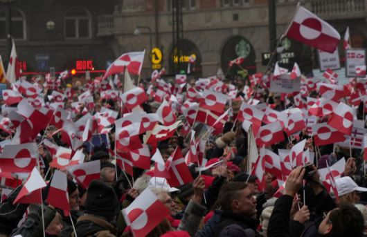 덴마크 코펜하겐에서 17일(현지시간) 시위대가 그린란드 깃발을 들고 지지 시위를 하고 있다. 로이터 연합