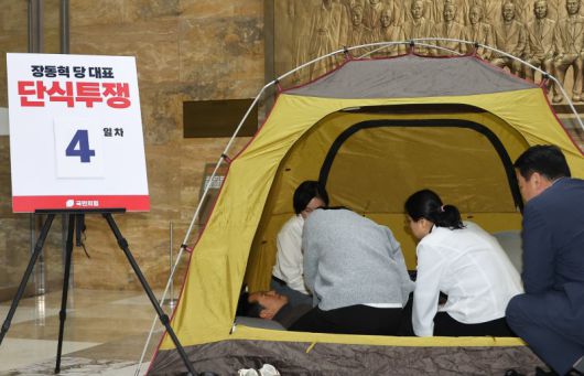 18일 더불어민주당에 통일교·공천헌금 '쌍특검' 수용을 요구하며 국회 로텐더홀에서 나흘째 단식 투쟁을 이어가고 있는 국민의힘 장동혁 대표가 의료진의 진찰을 받고 있다. 연합뉴스