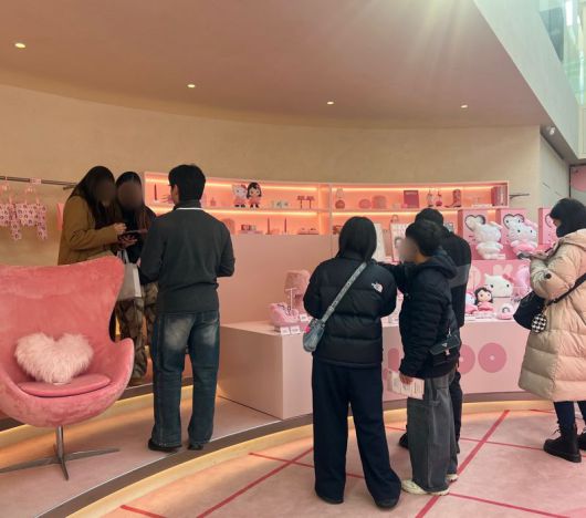 지난 16일 오후 서울 강남구 크림 도산 플래그십 스토어 '헬로키티 X 지수' 팝업에서 방문객들이 상품을 구경하고 있다. 사진=김현지 기자