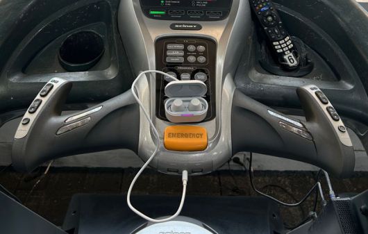 LG전자 무선 이어폰인 '엑스붐 버즈 플러스'에 동봉된 전용의 케이블을 이용해 헬스장에서 무선 이어폰을 활용할 수 있다. 사진=임수빈 기자