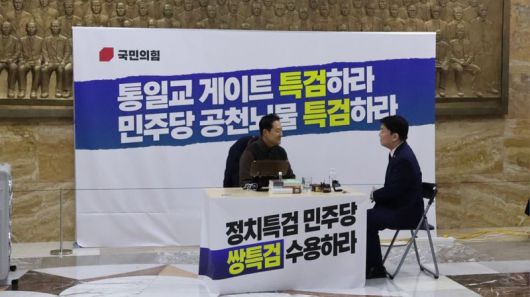 안철수 국민의힘 의원이 지난 17일 단식 농성 중인 장동혁 대표를 만나 격려의 메시지를 전하고 있다./사진=안철수 의원 페이스북 캡처