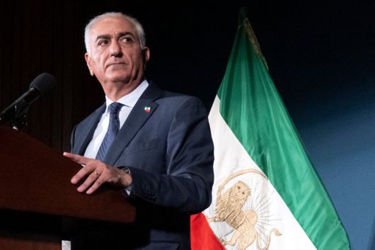 16일(현지시간) 미국 워싱턴 DC에서 열린 기자회견에서 이란 옛 왕정의 왕세자였던 레자 팔레비가 발언하고 있다.AP뉴시스